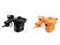 Zwei elektrische Pumpen, eine schwarze und eine orangefarbene, mit verschiedenen Düsen und einem Schalter.
