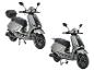 Zwei graue Motorroller, einer mit Topcase, der andere ohne
