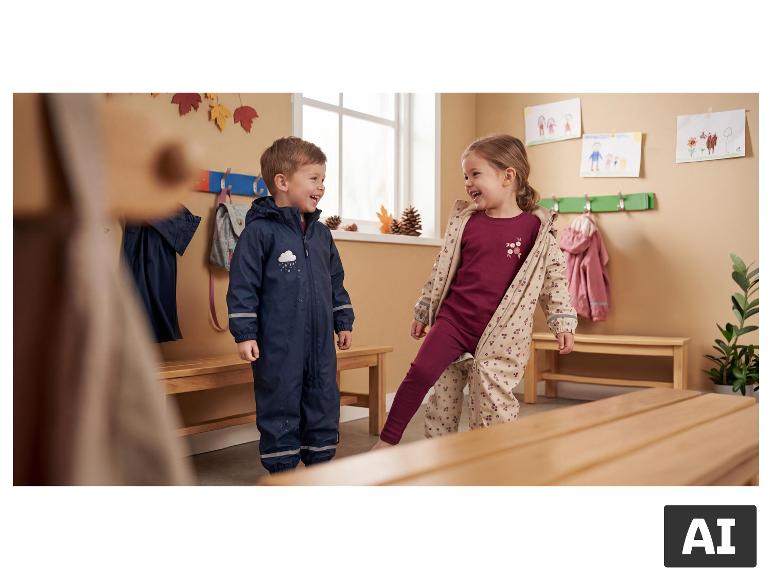 Kinder in gefütterten LUPILU® Matsch- und Buddeloveralls in einer Garderobe. [KI-generiertes Bild]
