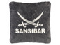 Ein graues Plüschkissen mit einem Schwertmotiv und dem Schriftzug 'SANSIBAR'.