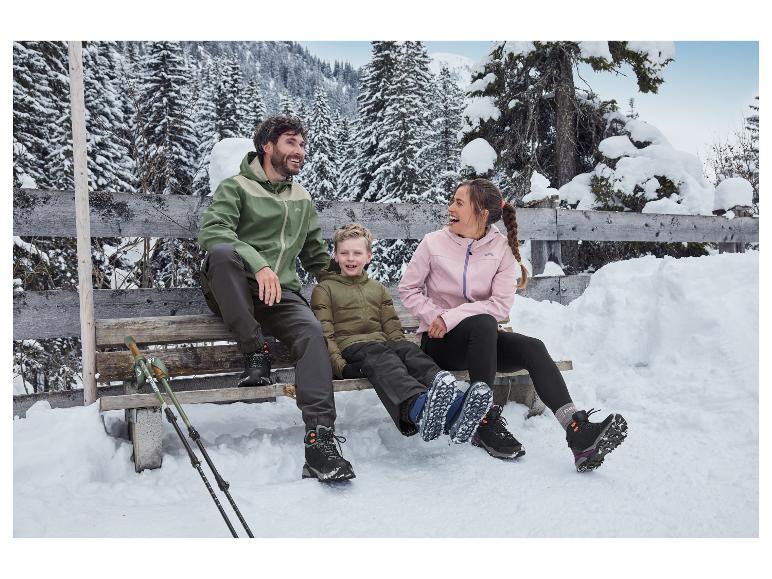 Familie beim Winterwandern mit den CRIVIT Premium Damen-Leder-Trekkingstiefeln.