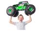 Ein Junge hält ein Grave Digger Monster Jam Monstertruck-Spielzeug über seinem Kopf.