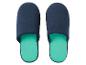 Dunkelblaue Hausschuhe mit türkisfarbener Innensohle.