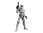 Actionfigur eines Soldaten in weißer Rüstung mit Gewehr.