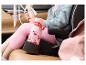 Rosa Flasche mit Flamingos im Becherhalter eines Kindersitzes.