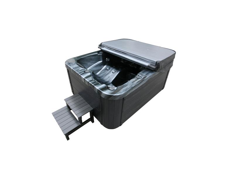 HOME DELUXE Outdoor-Whirlpool Black Marble mit Treppe und Abdeckung.