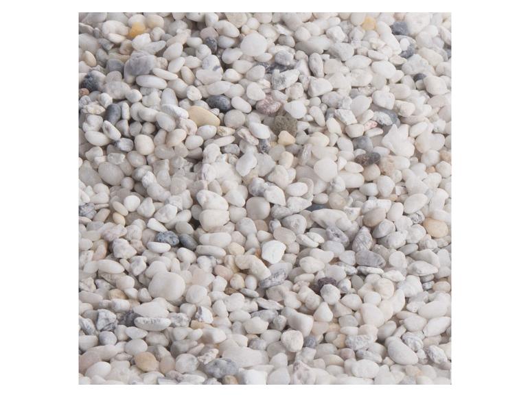 Nahaufnahme von kleinen, glatten, weißen und grauen Zierkieseln