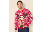 Mann in einem roten Weihnachtspullover mit Rentier-Motiv