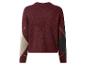 Bordeauxfarbener Pullover mit beigem und schwarzem Rautenmuster an den Ärmeln.