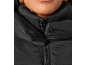 Nahaufnahme einer Person in einer schwarzen Daunenjacke mit Reißverschluss und Druckknöpfen.