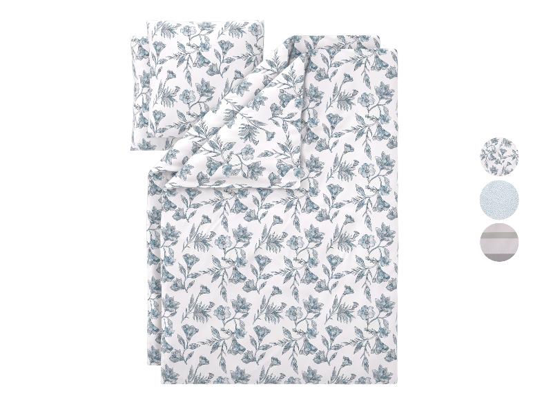Bettwäsche-Set mit blau-weißem Blumenmuster, passenden Kissenbezügen und Stoffmustern.