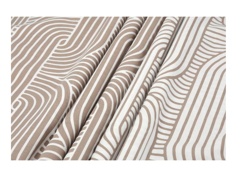 Stoff mit braunen und weißen Streifen und welligen Mustern.