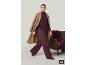 Frau in einem eleganten camelhaarfarbenen Mantel, weinroten Pullover und einer weiten Hose.