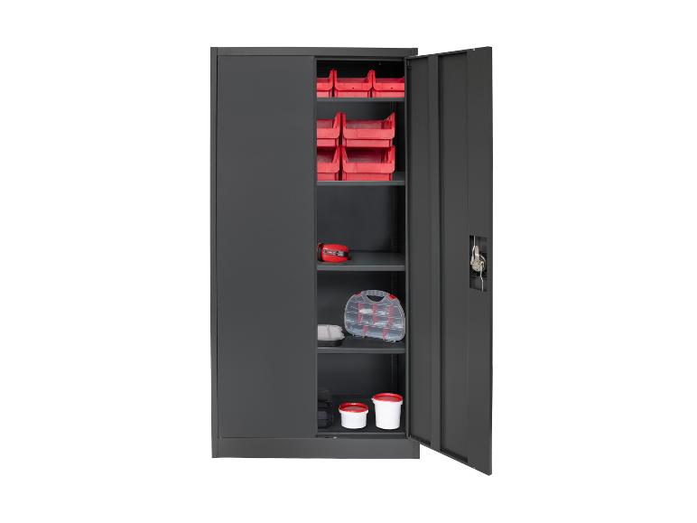 Grauer Metallschrank mit offener Tür, enthält rote Aufbewahrungsboxen und andere Gegenstände.