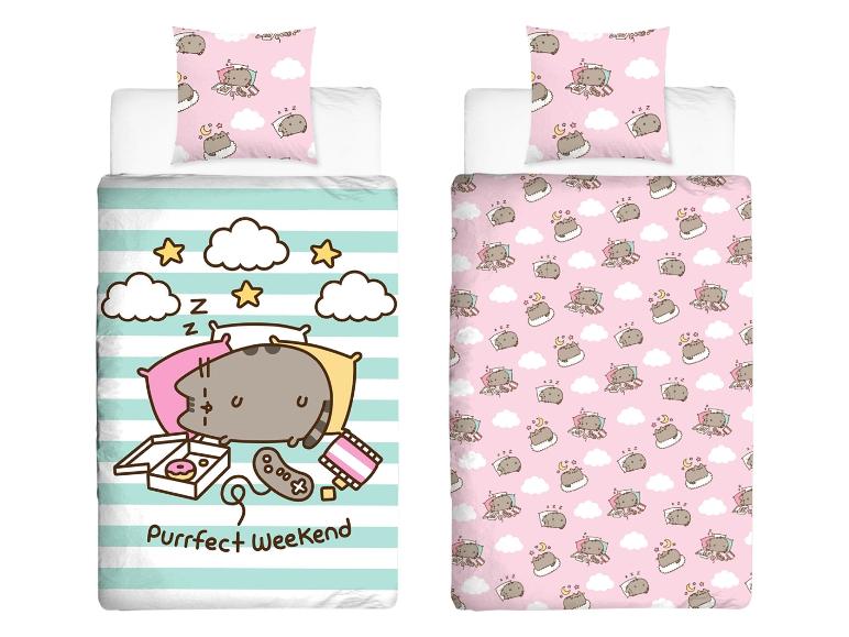 Pusheen Bettwäsche: Wolken- und schlafender Katzen-Muster, Kawaii-Stil.