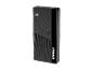 Schwarze Powerbank mit 100% Ladestandsanzeige und gestreiftem Muster.