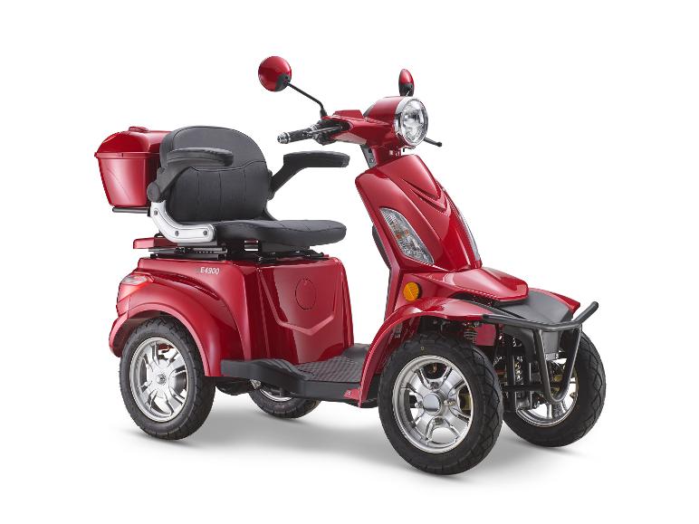 Roter vierrädriger Elektromobil mit schwarzem Sitz und Aufbewahrungsbox