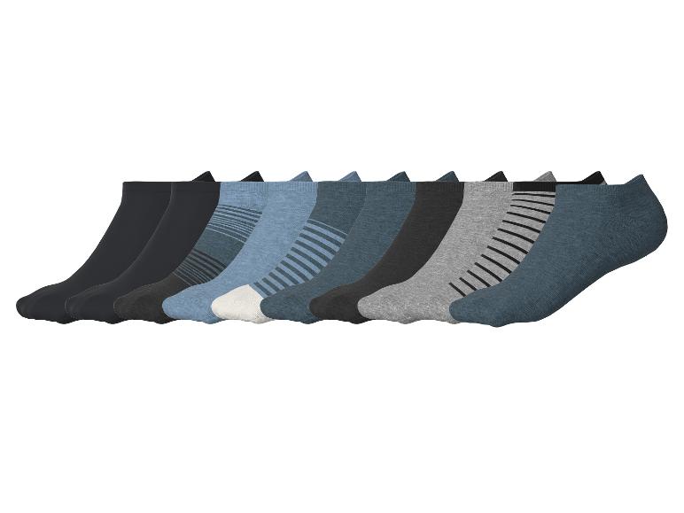 Ein Sortiment von 10 Paar kurzen Socken in Schwarz, Grau und Blau, einige unifarben, andere gestreift.