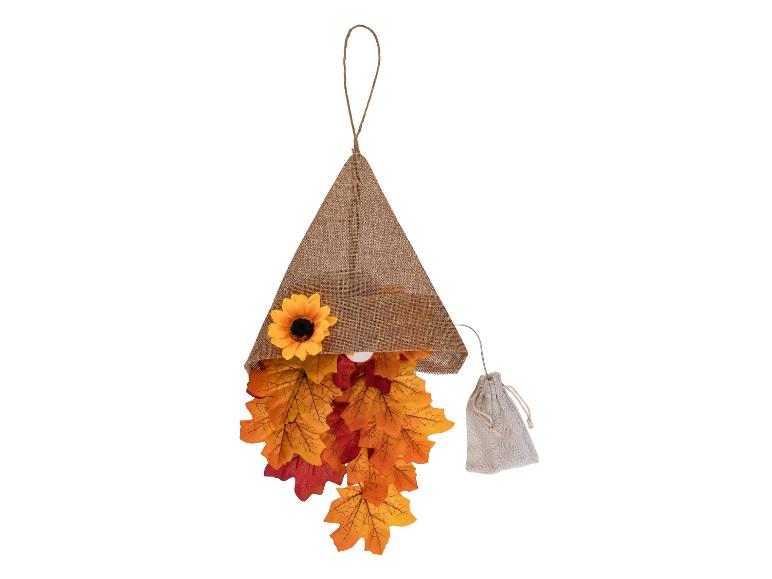 Herbstliche Türdekoration mit Beutel und Ahornblättern