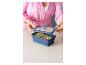 Frau im rosa Bademantel bereitet Sandwiches in einer blauen Lunchbox zu