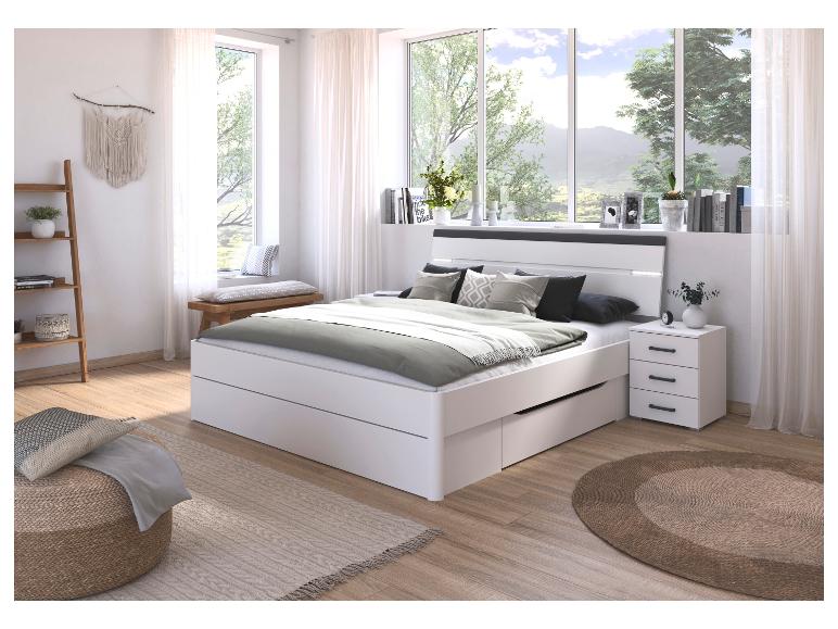 Schlafzimmer mit weißem Stauraumbett, Nachttisch und Fensterbank.
