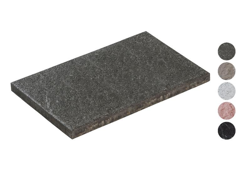 Dunkle rechteckige Terrassenplatte mit Farbmustern an der Seite.