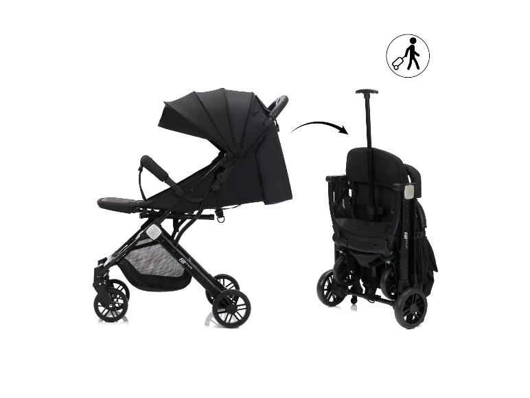 Schwarzer Kinderwagen, der sich kompakt zusammenklappen lässt und einen ausziehbaren Griff hat.