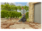 Ein Mann benutzt einen Gardena Laubbläser, um Herbstlaub zu entfernen.