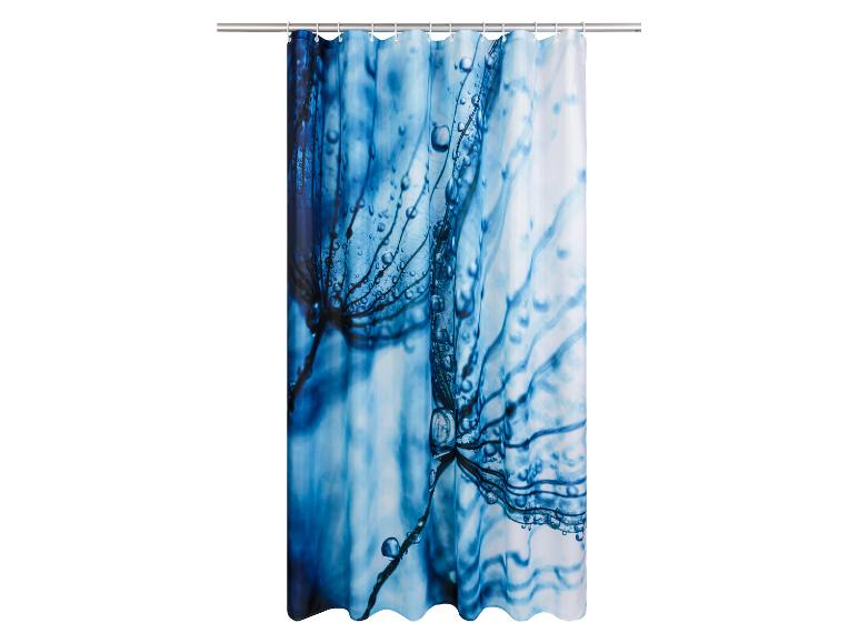 Ein blauer Duschvorhang mit einem Wassertropfenmuster.