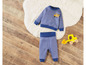 Ein blauer Baby-Pullover und eine Hose mit einem LKW-Motiv.