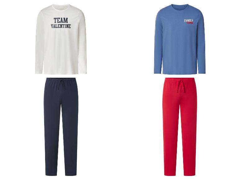 Langärmlige Pyjamas mit langen Hosen, einer mit „TEAM VALENTINE“ und einer mit „FAMILY TIME“.