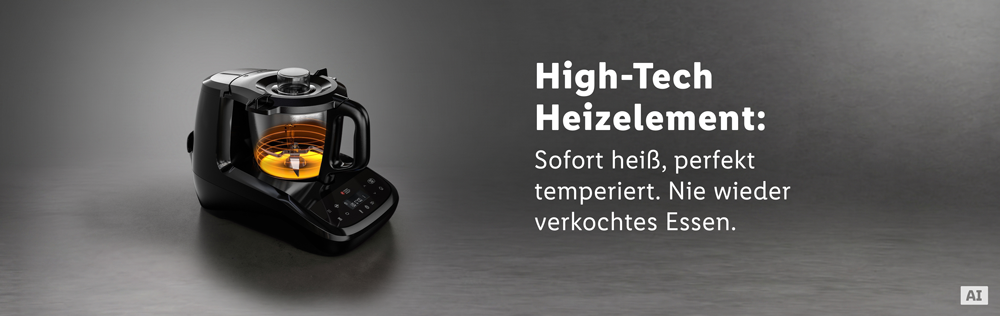Der Monsieur Cuisine compact auf einer Küchenarbeitsplatte, umgeben von Zubehör wie Rühraufsatz, Messbecher, Dampfgaraufsatz und einem Tablet mit geöffneter Rezept-App. (Mit KI-Wasserzeichen)