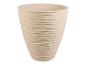 Hoher, hellbeiger Pflanzkübel mit strukturierter, welliger Oberfläche.