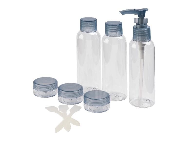 Reise-Set: Pumpspender, Flaschen und Döschen mit Spateln.