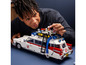 Eine Person baut ein LEGO Ghostbusters Ecto-1 Modell.