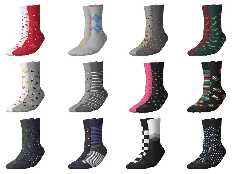 Zwölf Paar bunte Socken mit verschiedenen Mustern wie Lippen, Pizzen, Herzen und Streifen.