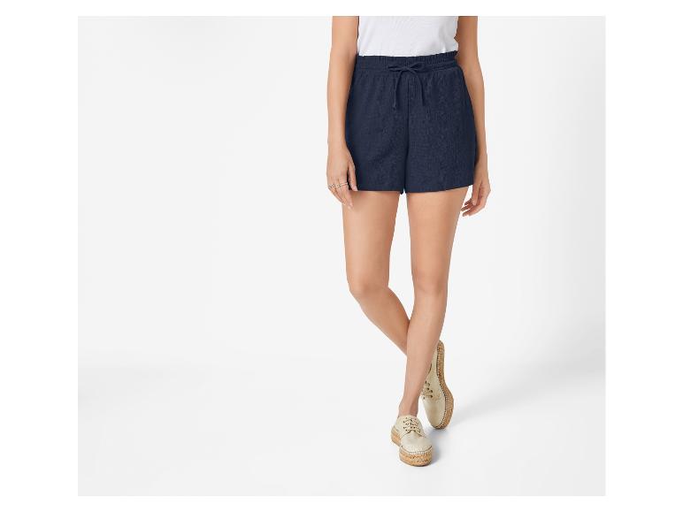 Shorts und Espadrilles: feminine, lässige Mode.