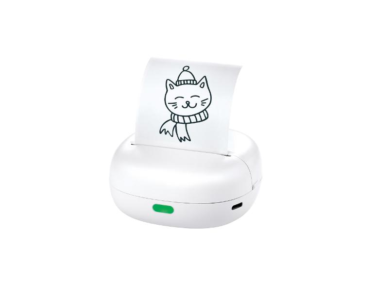 Weißer tragbarer Drucker mit bedrucktem Papier, das eine Zeichnung einer Katze mit Mütze und Schal zeigt.