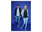 Zwei junge Leute tragen T-Shirts mit Logo und Jeans vor blauem Hintergrund.