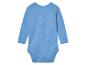 Ein hellblauer Baby-Strampler mit langen Ärmeln.
