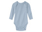 Ein hellblauer Baby-Body mit langen Ärmeln.