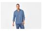 Lächelnder Mann in blauem Langarmhemd und Jeans.
