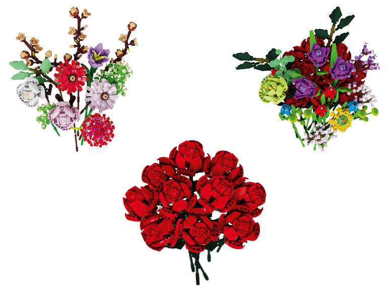Drei Sträuße aus Bausteinblumen, darunter rote Rosen und gemischte Arrangements.