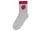 Graue Socke mit rotem Rand und Erdbeermotiv.