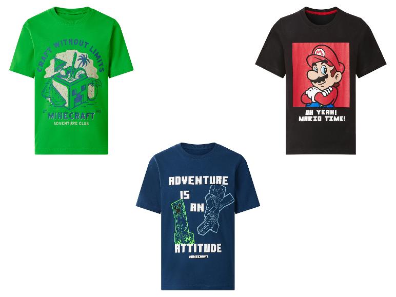 Drei Kinder-T-Shirts: grün mit „Craft Without Limits“, schwarz mit „Mario Time!“ und blau mit „Adventure is an Attitude“.