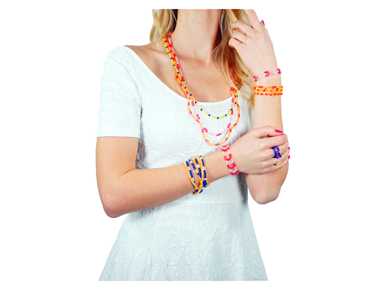 Model mit mehreren bunten Perlenketten und Armbändern.