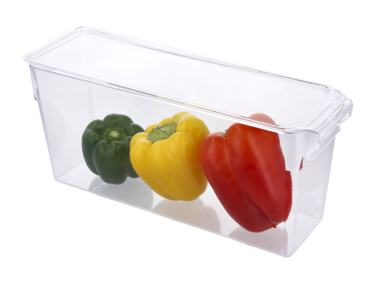 Transparente Aufbewahrungsbox mit grünen, gelben und roten Paprika
