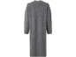 Graue, lange Strickjacke mit Rippenstruktur und Dreiviertelärmeln.