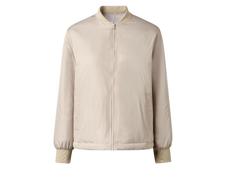 Beige Bomberjacke mit Reißverschluss.