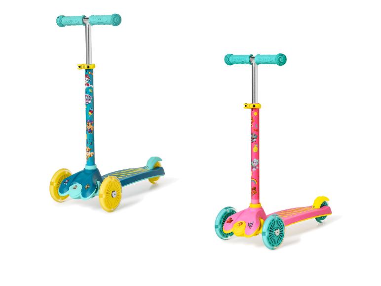 Kinderroller mit drei Rädern, einer blau mit Welpen und einer rosa mit Früchten.